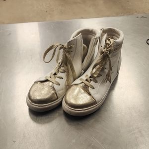 Outwoods, 6, White and Gold